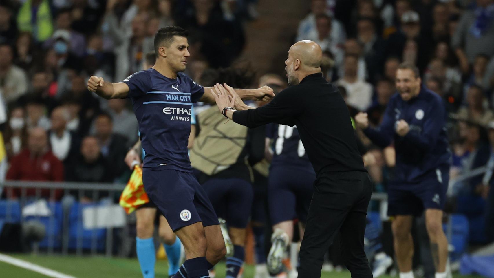 Rodri Hernández corre a abrazar a Pep Guardiola en un partido del City