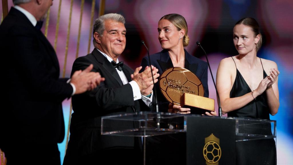 Laporta se muestra orgulloso tras recoger el premio del Barça Femenino al mejor equipo del mundo