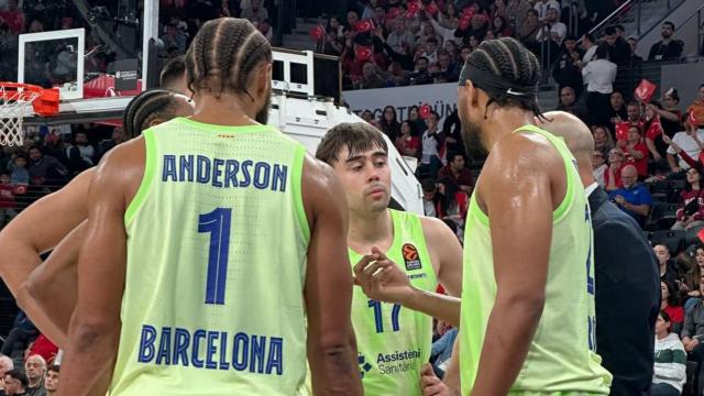 Jabari Parker dialoga con Juan Núñez en el partido entre Anadolu Efes y Barça de basket