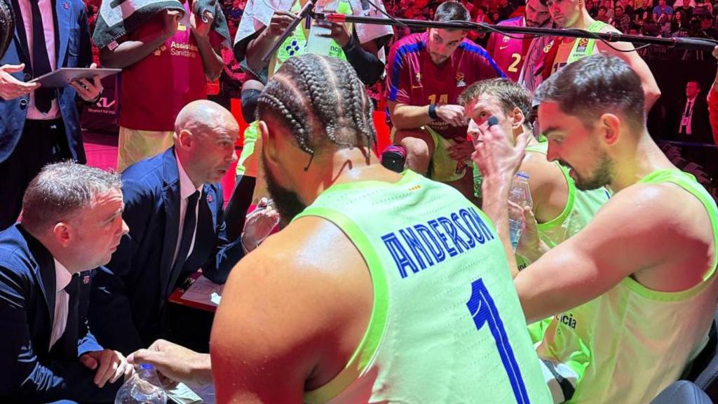 Joan Peñarroya da indicaciones a los jugadores del Barça de basket en la pista del Efes