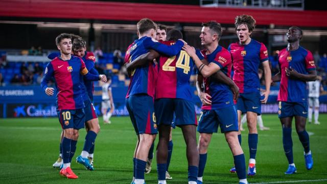 El Barça B de Albert Sánchez festeja un gol anotado contra el Barakaldo