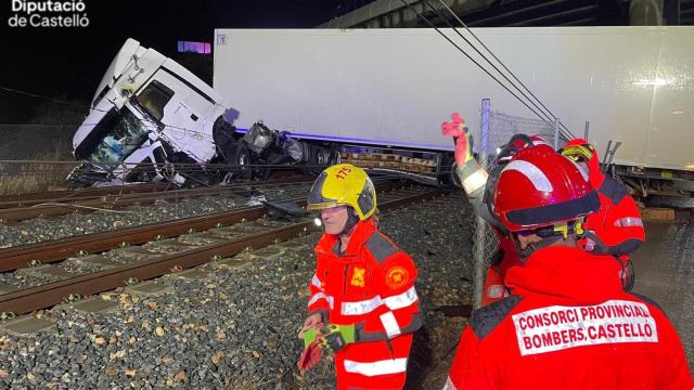 Cortada la línea de tren entre Valencia y Barcelona y la C-6 de Cercanías al volcar un camión sobre la vía