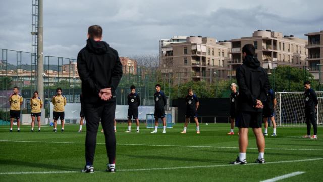 La plantilla del Barça guarda un minuto de silencio por las víctimas de la DANA en Valencia, Andalucía y Albacete