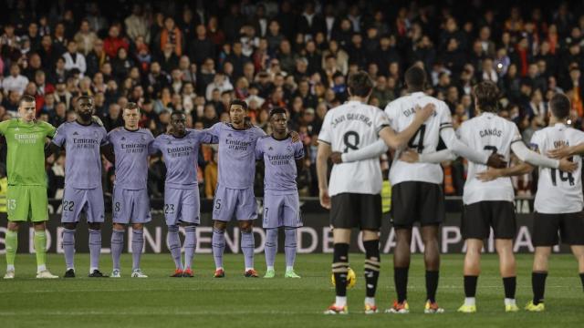 Los jugadores del Real Madrid y el Valencia CF en un partido disputado en Mestalla