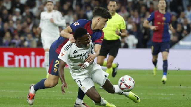 Pau Cubarsí presiona a Vinicius Jr en el clásico del Santiago Bernabéu