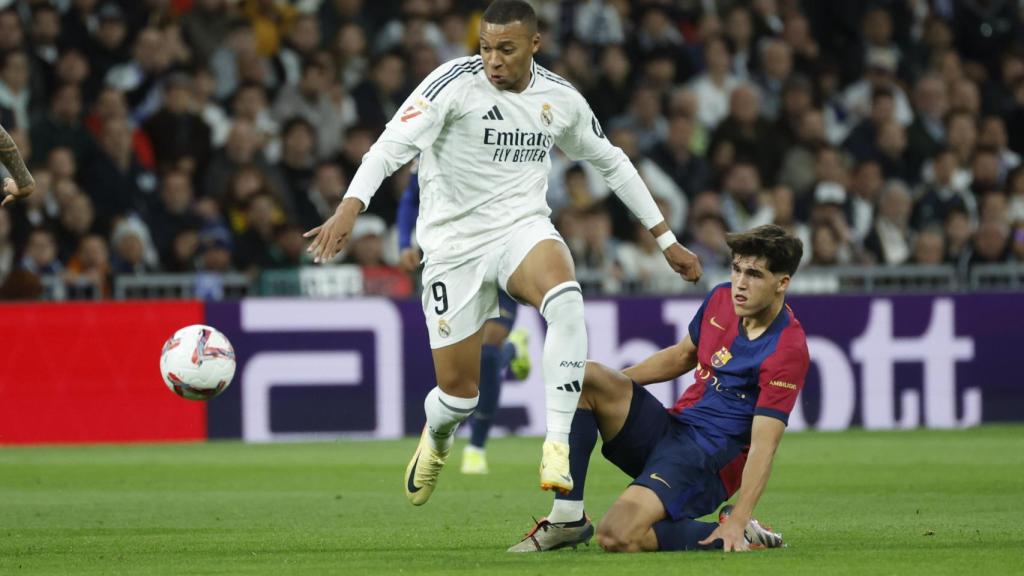 Pau Cubarsí defiende a Kylian Mbappé durante el clásico en el Santiago Bernabéu