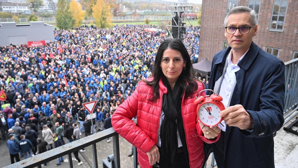 Daniela Cavallo, presidenta del comité de empresa general y del grupo de Volkswagen AG, y Thorsten Groeger, negociador de IG Metall, en un evento informativo del comité de empresa general de Volkswagen AG en la planta principal de VW