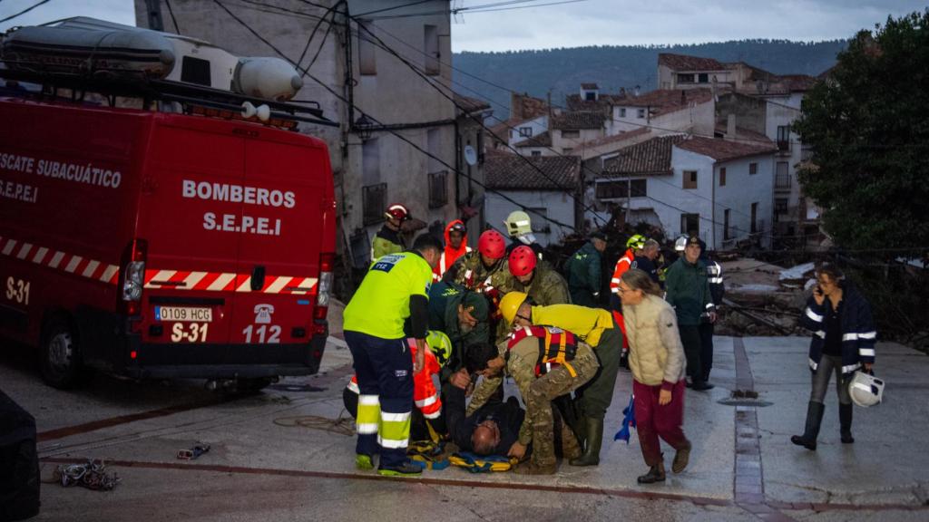 Varios servicios de emergencias ayudan en las labores de rescate por la Dana en Letur, Albacete