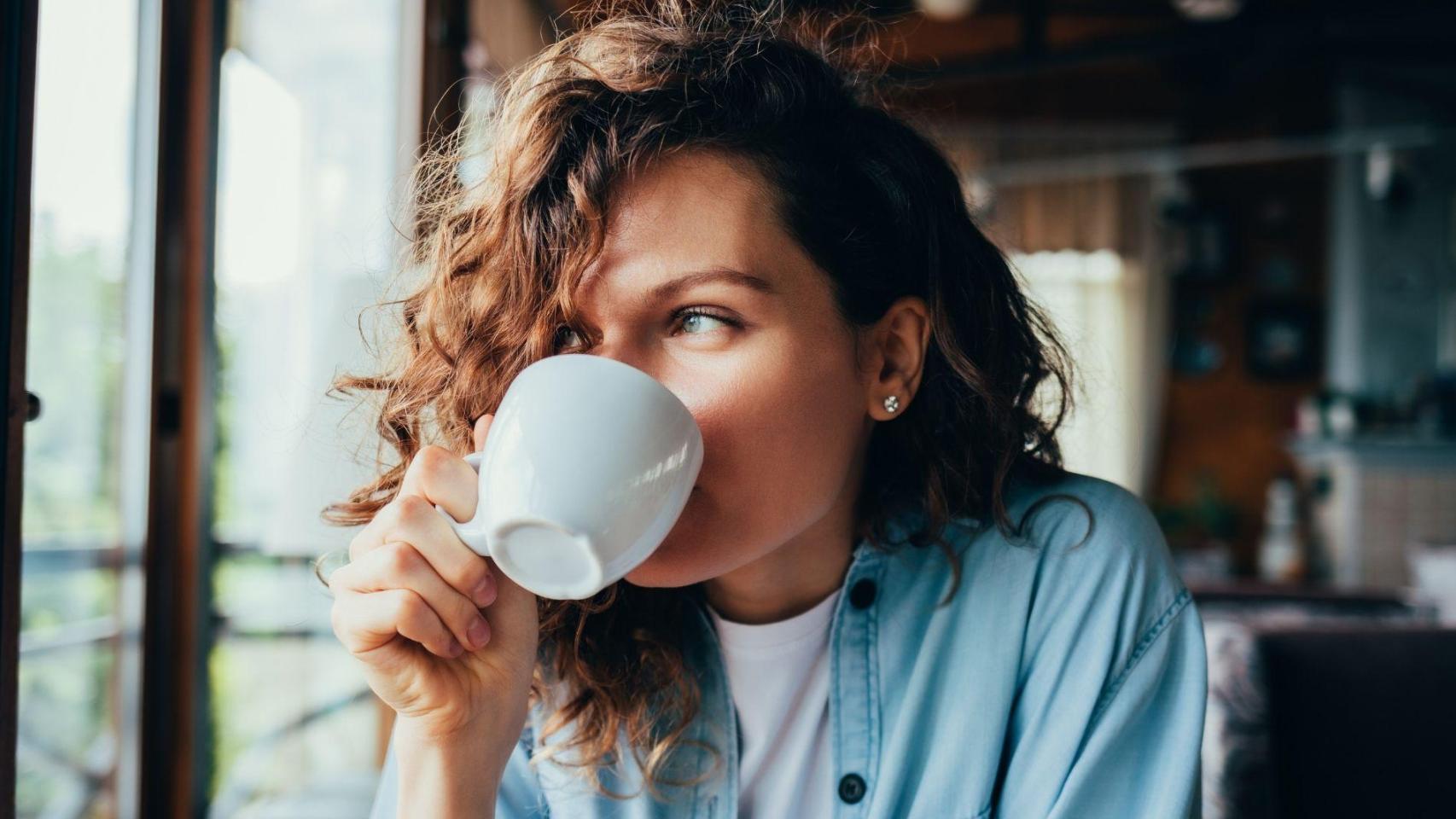 Una persona tomando café