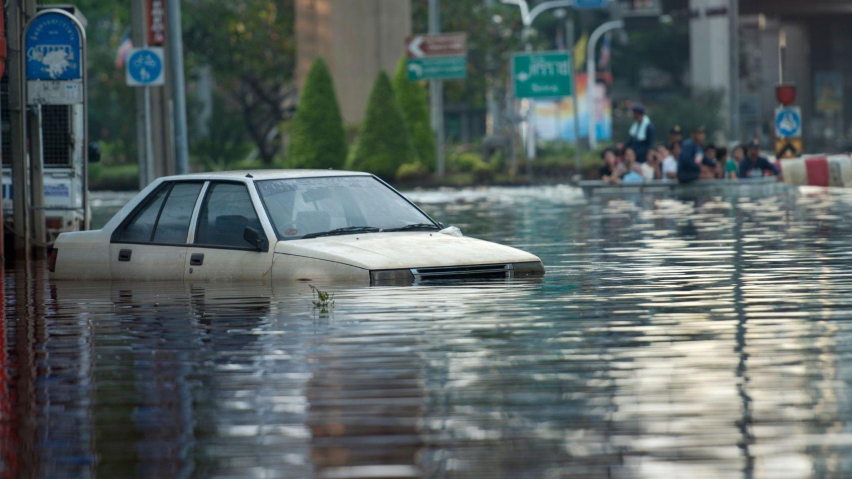 Coche inundado en una calle