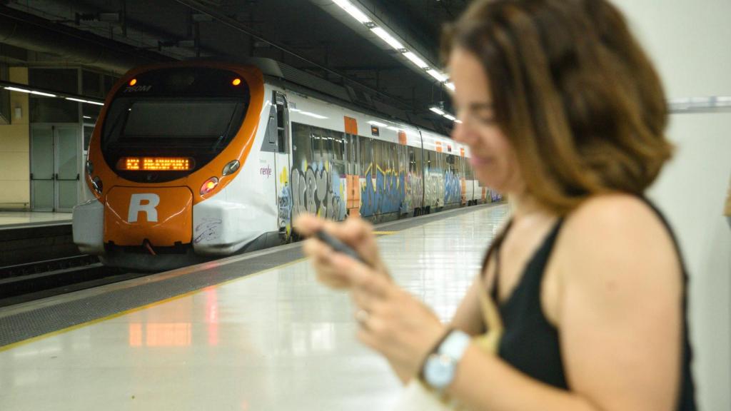 Pasajera en un andén de los trenes de Rodalies de Renfe