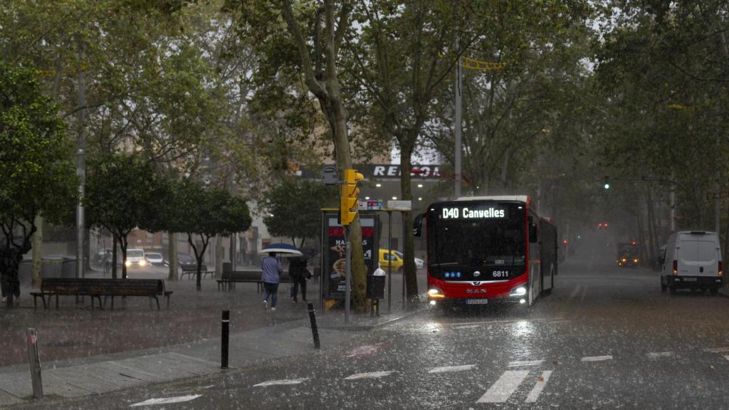 Varias personas esperan en la parada del bus, a 30 de octubre de 2024, en Barcelona