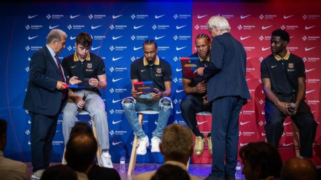 El presidente Joan Laporta y el directivo Josep Cubells entregan los carnets de socio a los fichajes del Barça de basket