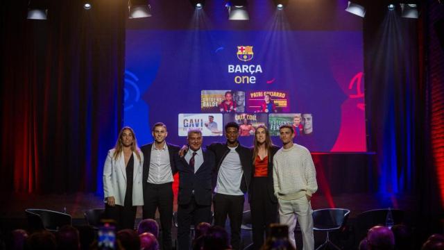 Laporta, junto a Balde, Gavi, Fermín, Guijarro y Cata Coll en la Antiga Fàbrica Estrella Damm