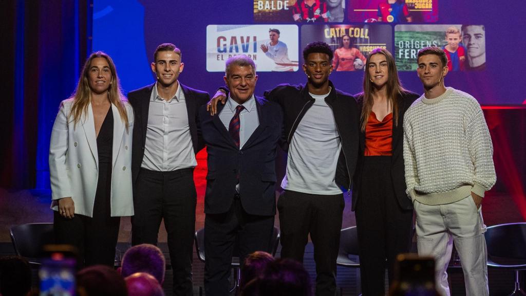 Coll, Fermín, Laporta, Balde, Patri y Gavi, en un acto de Barça One