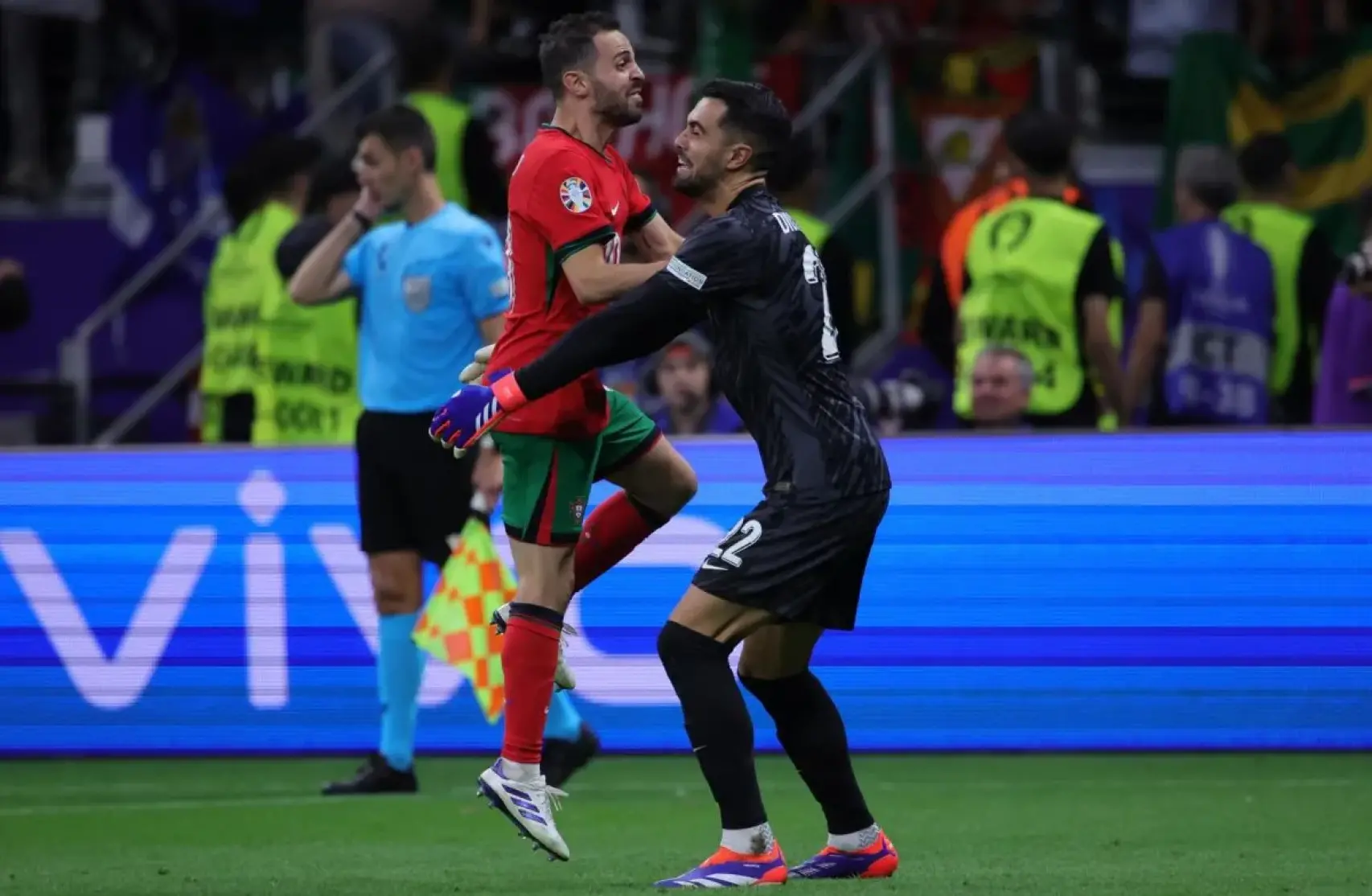 Diogo Costa celebra un penalti parado con Bernardo Silva