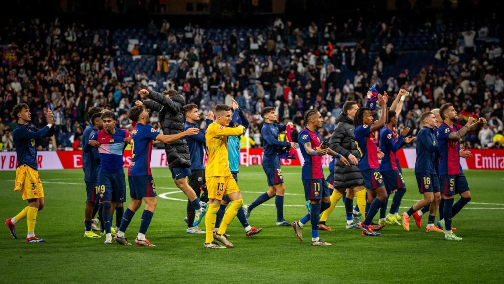 Los jugadores del Barça, eufóricos tras la goleada del clásico en el Santiago Bernabéu