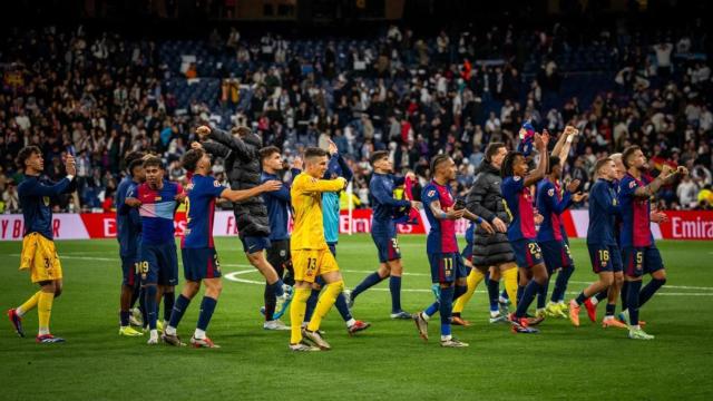 Los jugadores del Barça, eufóricos tras la goleada del clásico en el Santiago Bernabéu