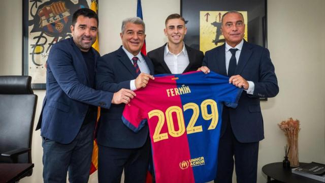 Fermín López formaliza su renovación con Deco, Joan Laporta y Rafa Yuste