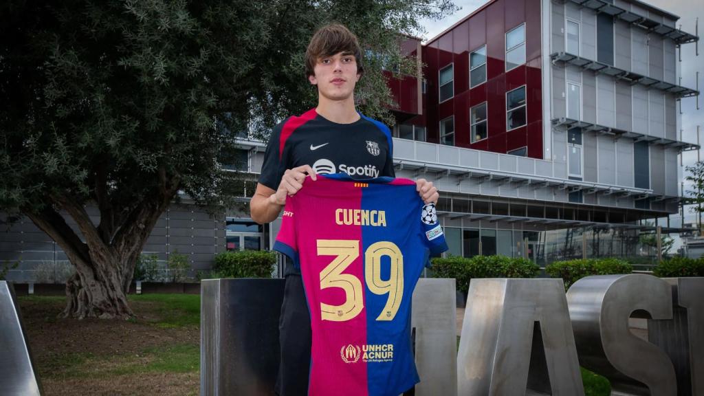 Andrés Cuenca posa enfrente del edificio de la Masía