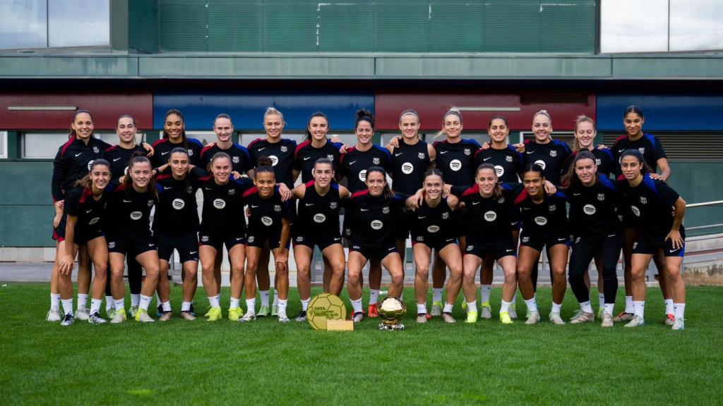 Las jugadoras del Barça Femenino posan orgullosas con el Balón de Oro de Aitana Bonmatí