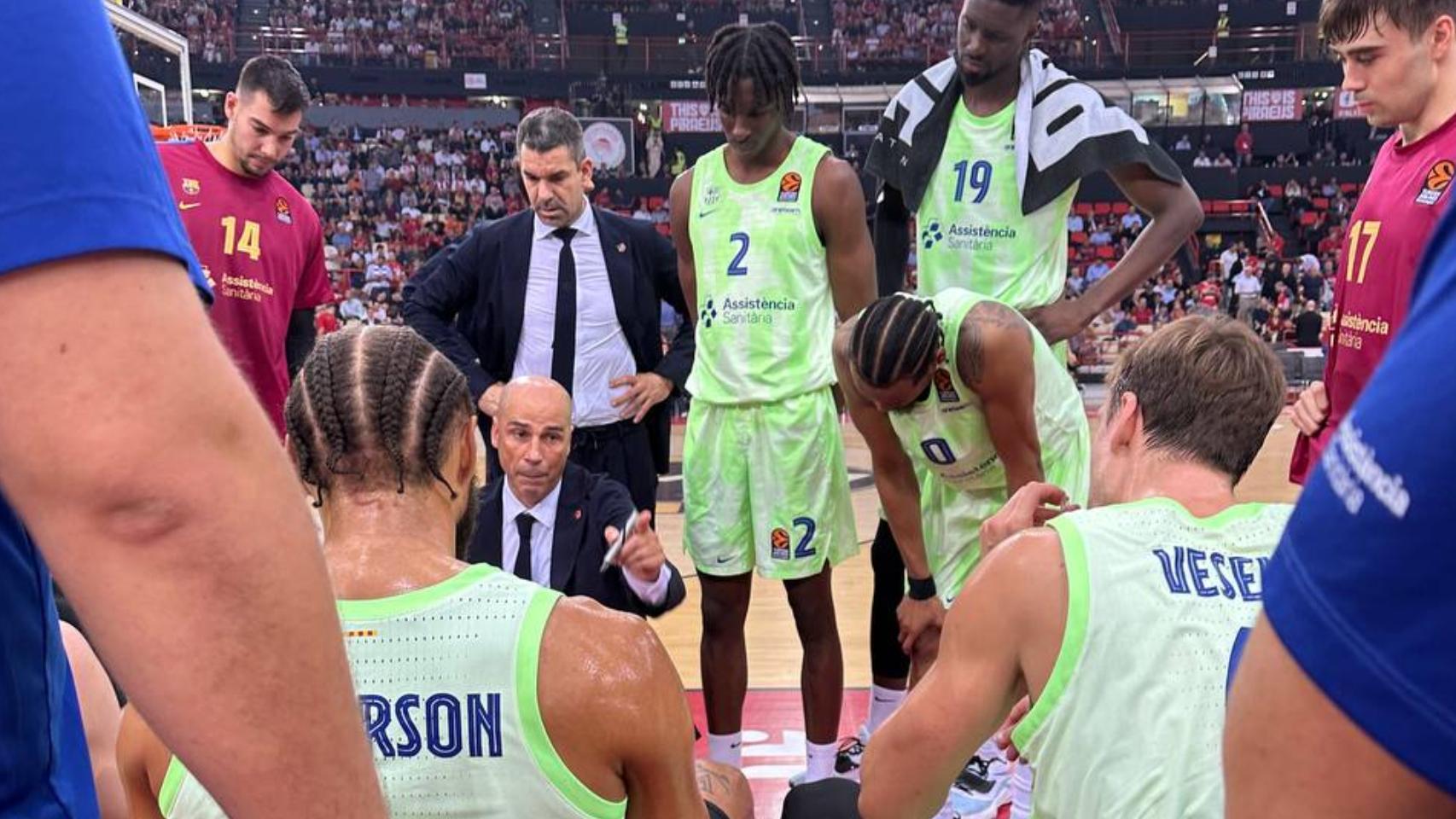 Joan Peñarroya da indicaciones a los jugadores del Barça de basket en casa del Olympiacos