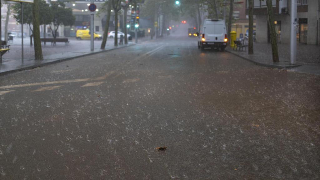 Aceras y carreteras anegadas por la lluvia en Barcelona