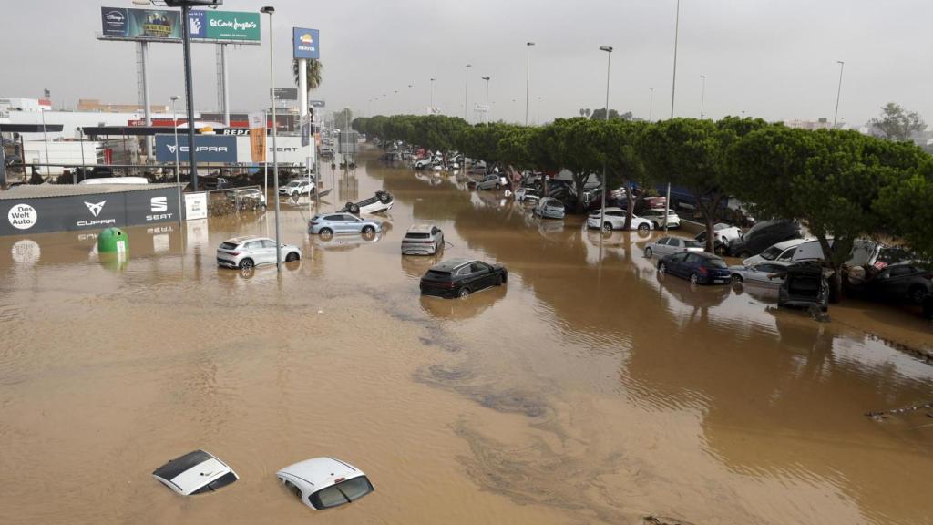 Vista general del polígono industrial de Sedaví anegado a causa de las lluvias torrenciales de las últimas horas