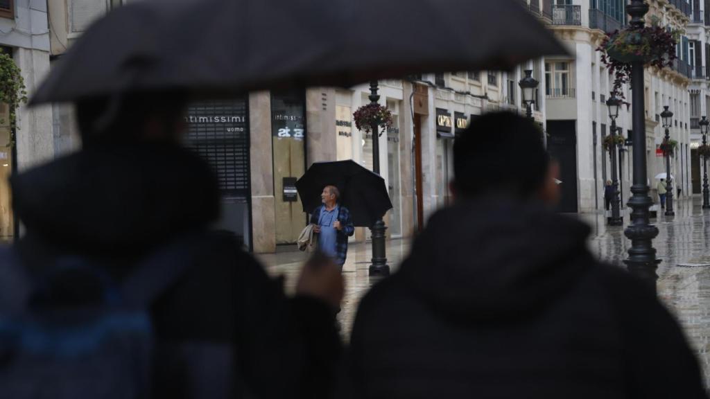 Personas con paraguas por las calles de Málaga