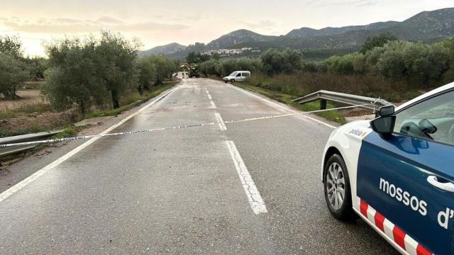 Un vehículo de los Mossos en una de las vías cortadas en el sur de la provincia de Tarragona por la DANA