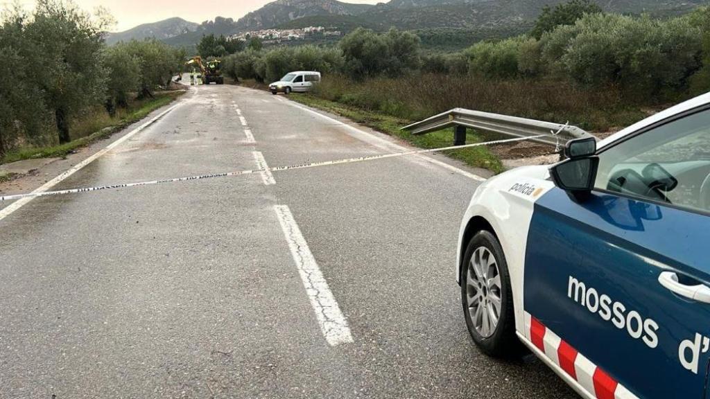 Un vehículo de los Mossos en una de las vías cortadas en el sur de la provincia de Tarragona por la DANA