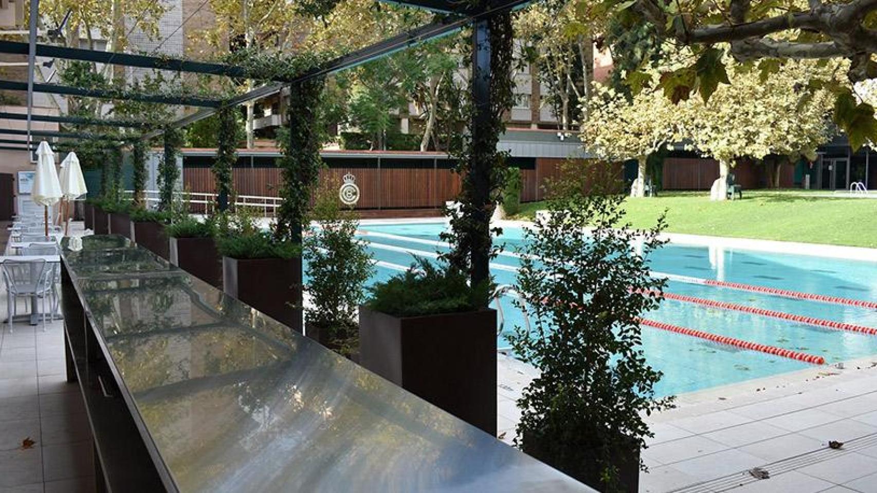 Piscina del coqueto Real Club Tenis Barcelona, de donde son los afectados