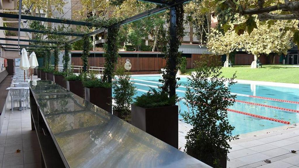 Piscina del coqueto Real Club Tenis Barcelona, de donde son los afectados