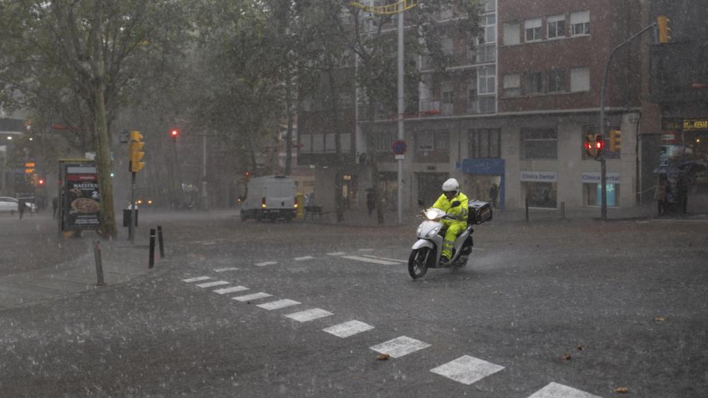 Un repartidor en moto durante la tormenta