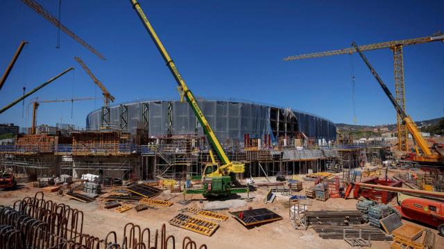 Las grúas de las obras del Camp Nou colocando los pilares de la tercera gradería