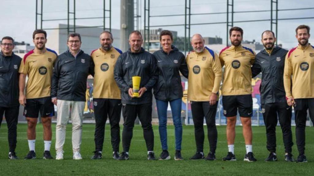 Hansi Flick junto al área médica del Barça