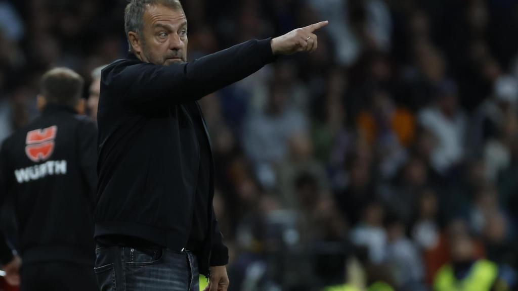 Hansi Flick da instrucciones durante el clásico en el Santiago Bernabéu