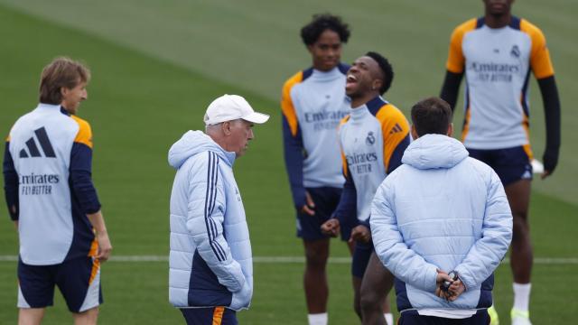 Carlo Ancelotti dirige el entrenamiento del Real Madrid antes del clásico