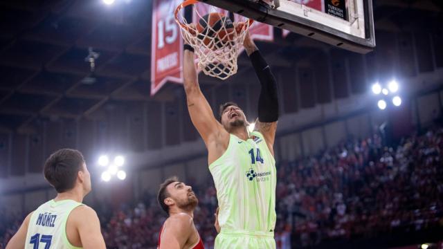 Willy Hernangomez machaca el aro contra Olympiacos