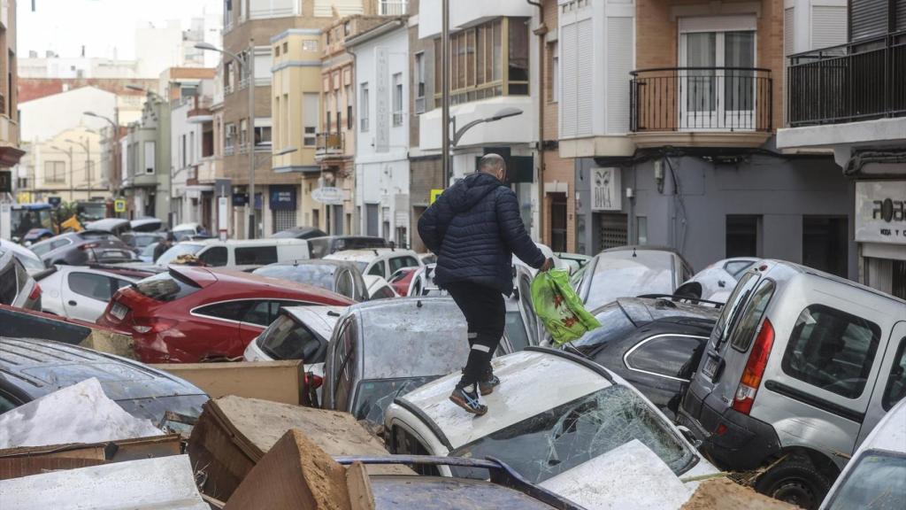 Decenas de coches amontonados en Sedaví (Valencia) a 31 de octubre de 2024