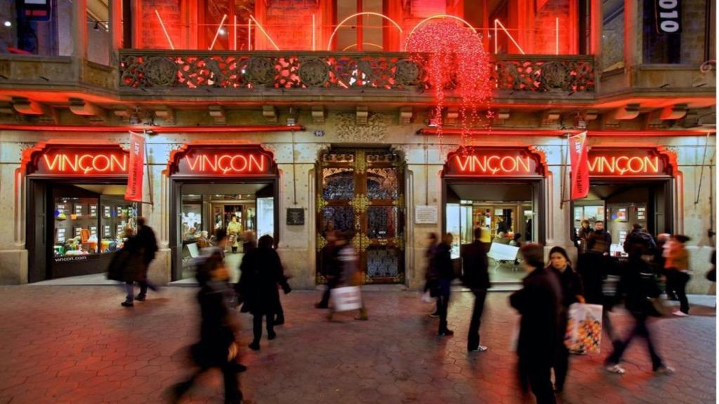 Imagen de Vinçon en el Paseo de Gràcia de Barcelona / LLUÍS CAPDEVILA