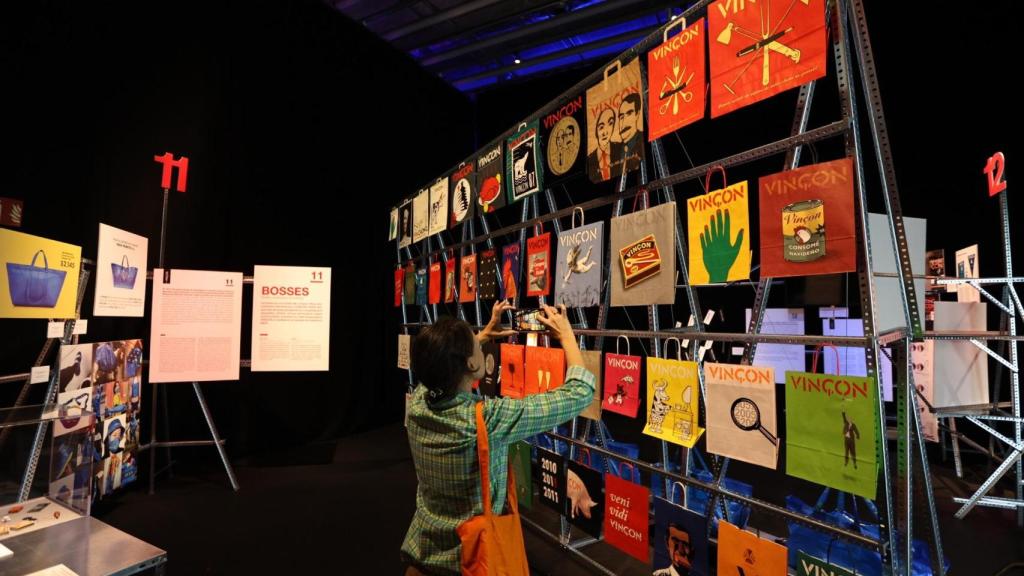 Las inolvidables bolsas de VINÇON en la exposición 100 objetos de Ikea que nos hubiese gustado tener en VINÇON