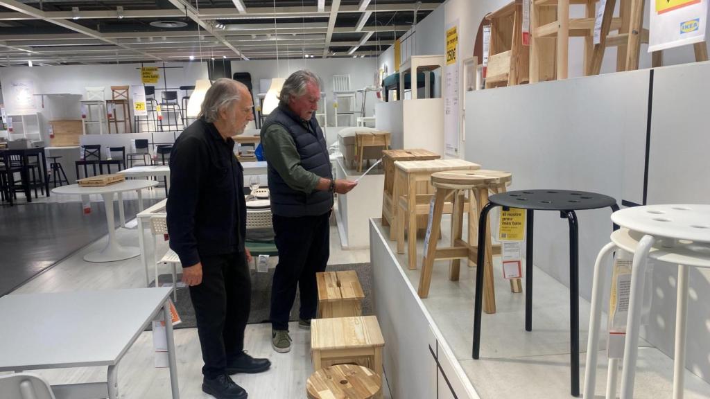 Fernando y Sergi Amat han seleccionado las piezas de IKEA para la exposición