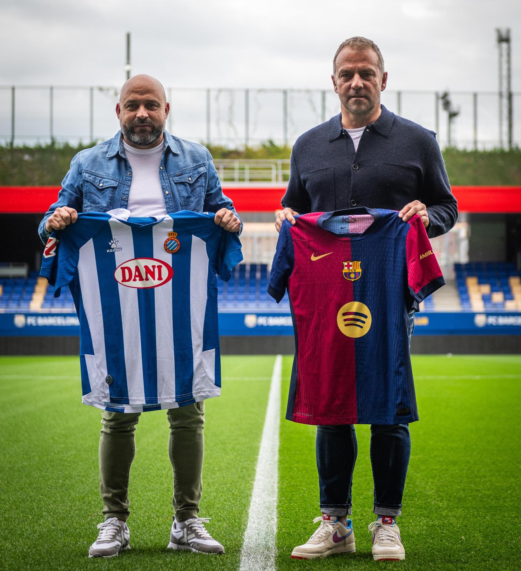 Hansi Flick y Manolo González posan para la tradicional foto de entrenadores del derbi