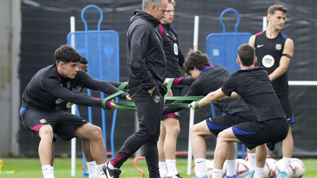 Hansi Flick dirige el entrenamiento del Barça