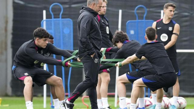 Hansi Flick dirige el entrenamiento del Barça