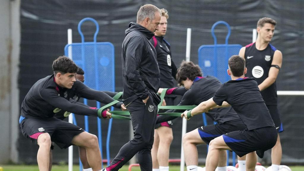 Hansi Flick dirige el entrenamiento del Barça