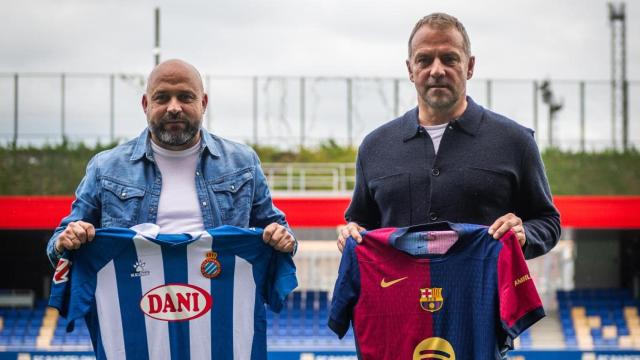 Hansi Flick y Manolo González posan para la tradicional foto de entrenadores del derbi