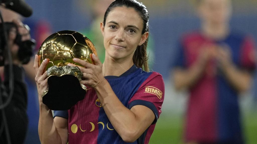 Aitana Bonmatí ofrece el Balón de Oro en el Estadi Johan Cruyff