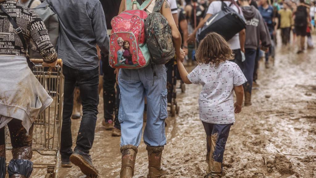 Varias personas limpian los estragos ocasionados por la DANA, a 1 de noviembre de 2024, en Paiporta, Valencia